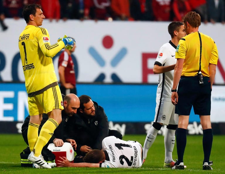 Nach nur zehn Minuten der erste Rückschlag für die Eintracht: Marc Stendera verletzte sich und musste mit Hilfe der Betreuer vom Platz gebracht werden. Für den jungen Mittelfeldspieler ging es nicht mehr weiter, SGE-Trainer Niko Kovac musste früh wechseln. Für Stendera kam Marco Fabian.