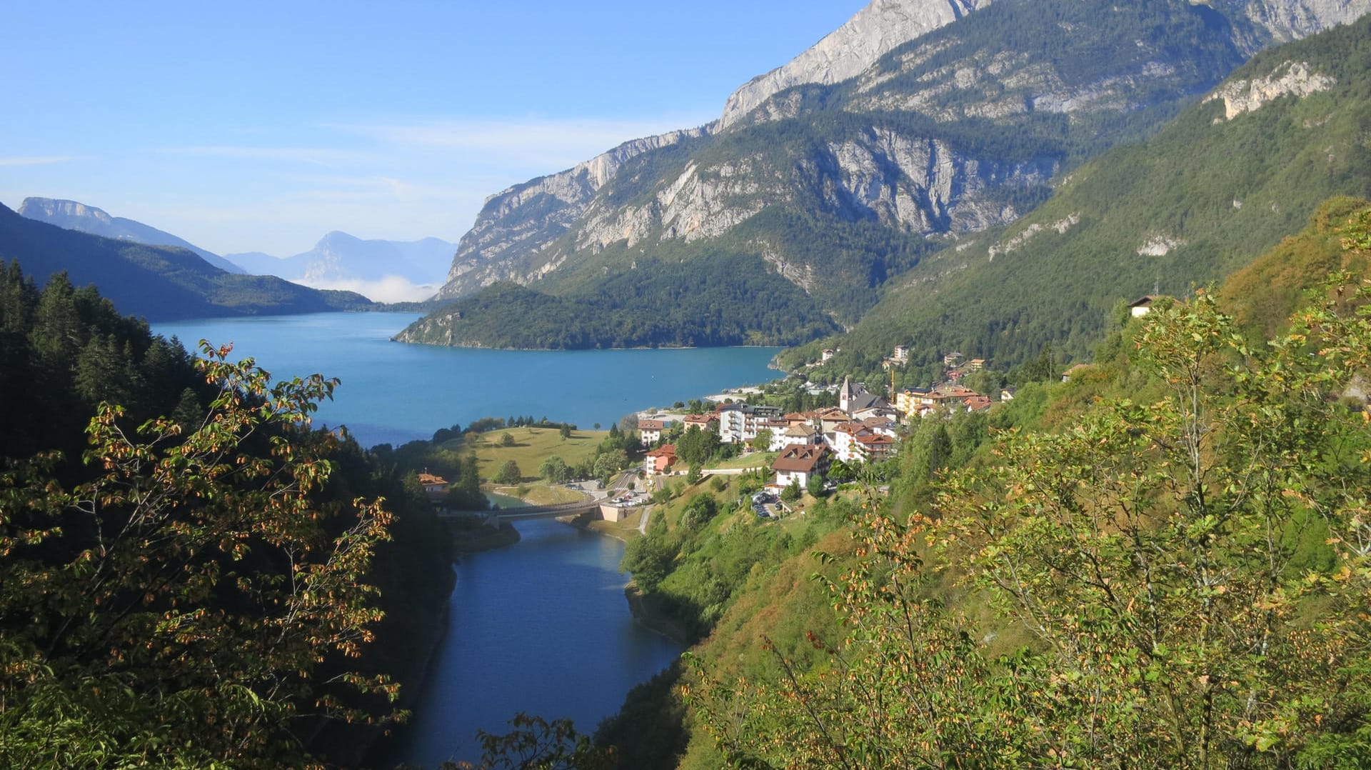 Nördlich des Gardasees liegt der Lago di Molveno.