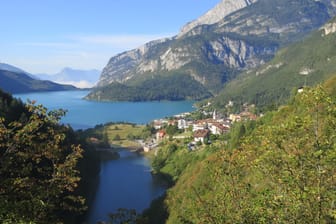 Nördlich des Gardasees liegt der Lago di Molveno.