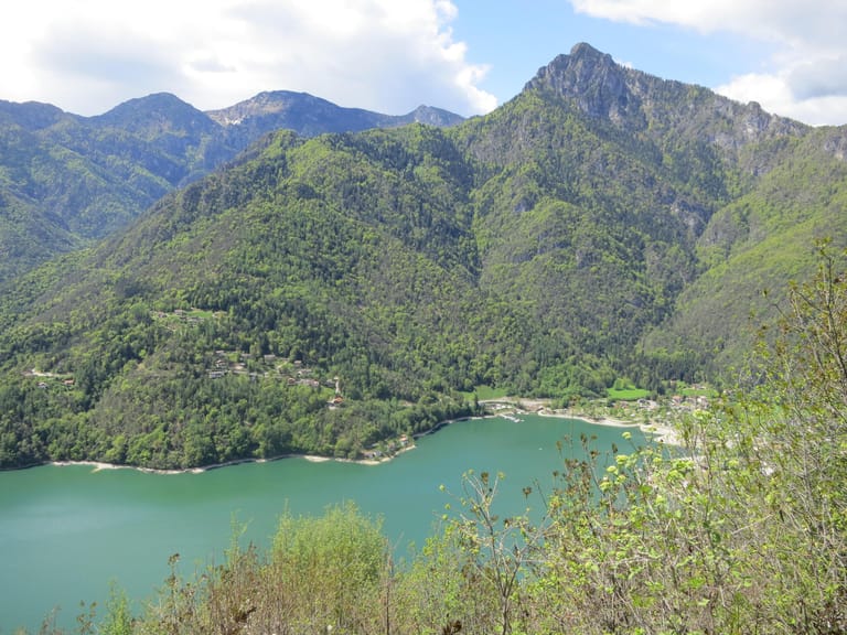 Ein kristallklarer Bergsee eingerahmt von Fast-Zweitausendern mit dunklen Wäldern und zackigen Gipfeln: Das ist der Lago di Ledro.
