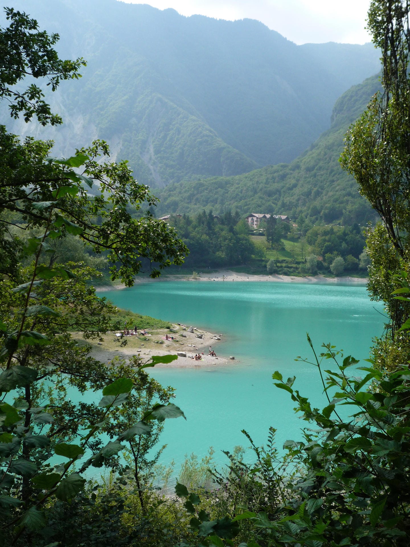 Nur wenige kurvenreiche Autominuten oberhalb des nördlichen Gardaseeufers bettet sich der kleine, türkisfarbene Lago di Tenno in den Bergwald.