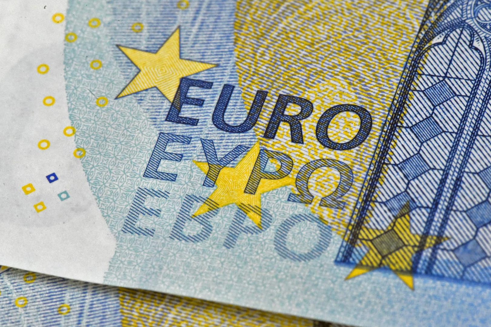 Zusätzliche Sicherheitsmerkmale sollen das Fälschen der neuen Eurobanknoten erschweren. Zusätzliche Sicherheitsmerkmale sollen das Fälschen der neuen Eurobanknoten erschweren.