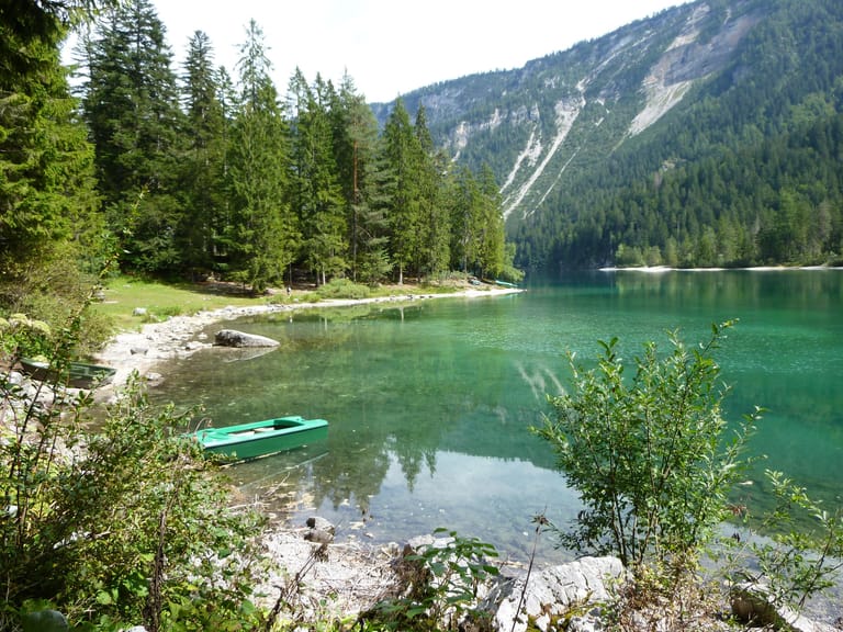 Der Lago di Tovel markiert das Ende des gleichnamigen Tals. Heute ist der See türkisfarben, bis in die 1960er Jahre färbte er sich aus ungeklärten Ursachen im Sommer rot.
