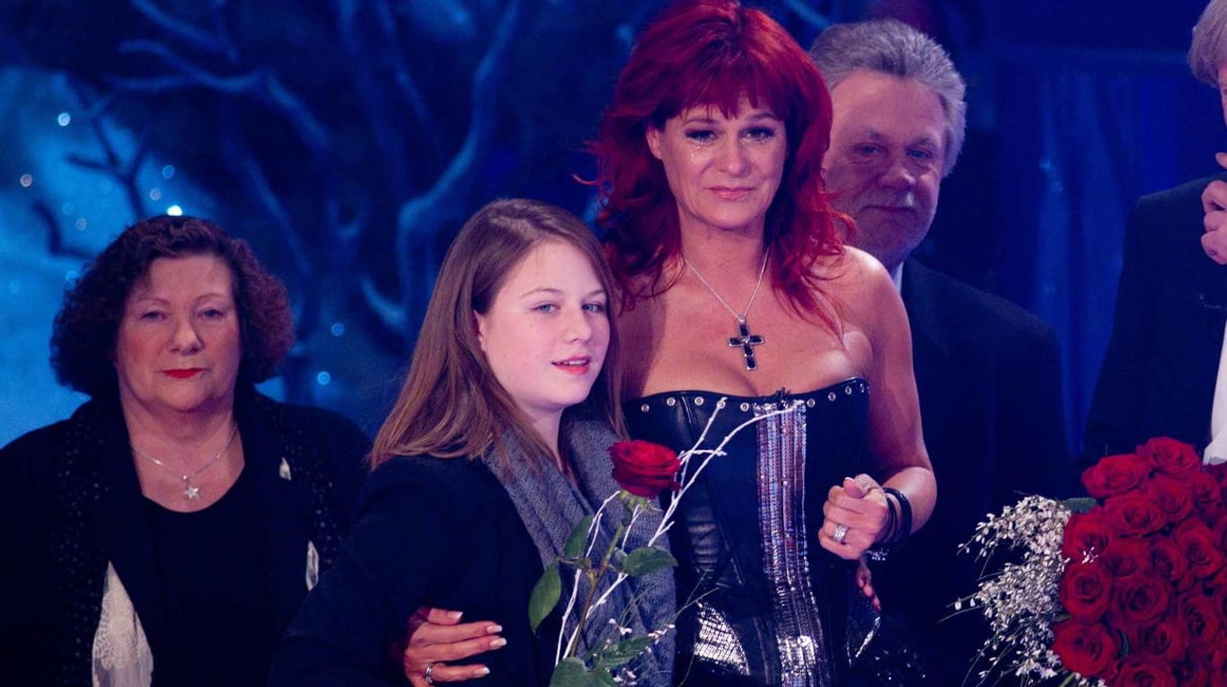 Andrea Berg mit ihrer Tochter Lena Maria in der Florian-Silbereisen-Show "Das Winterfest der fliegenden Stars" im Jahr 2012.