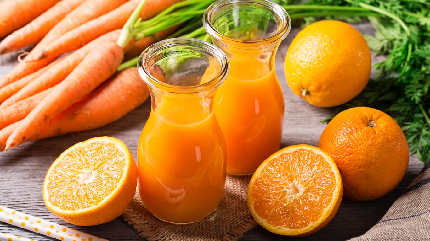 Der Karotten-Smoothie mit Orangen sorgt für einen gesunden Start in den Tag - oder eine köstliche Erfrischung zwischendurch.