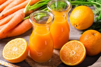 Der Karotten-Smoothie mit Orangen sorgt für einen gesunden Start in den Tag - oder eine köstliche Erfrischung zwischendurch.