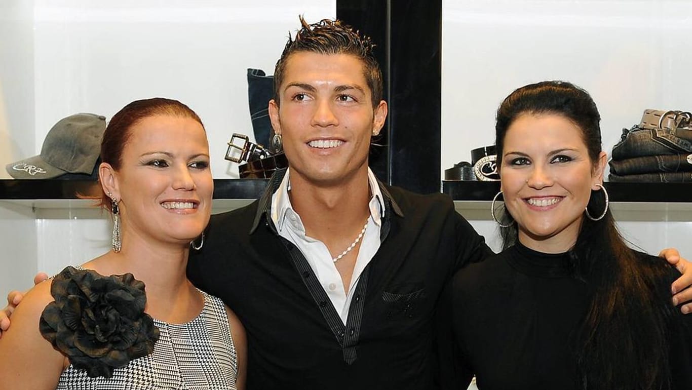 Cristiano Ronaldo mit seinen Schwestern Katia (r.) und Elma Aveiro bei der Eröffnung seiner "CR7"-Modeboutique in Lissabon.