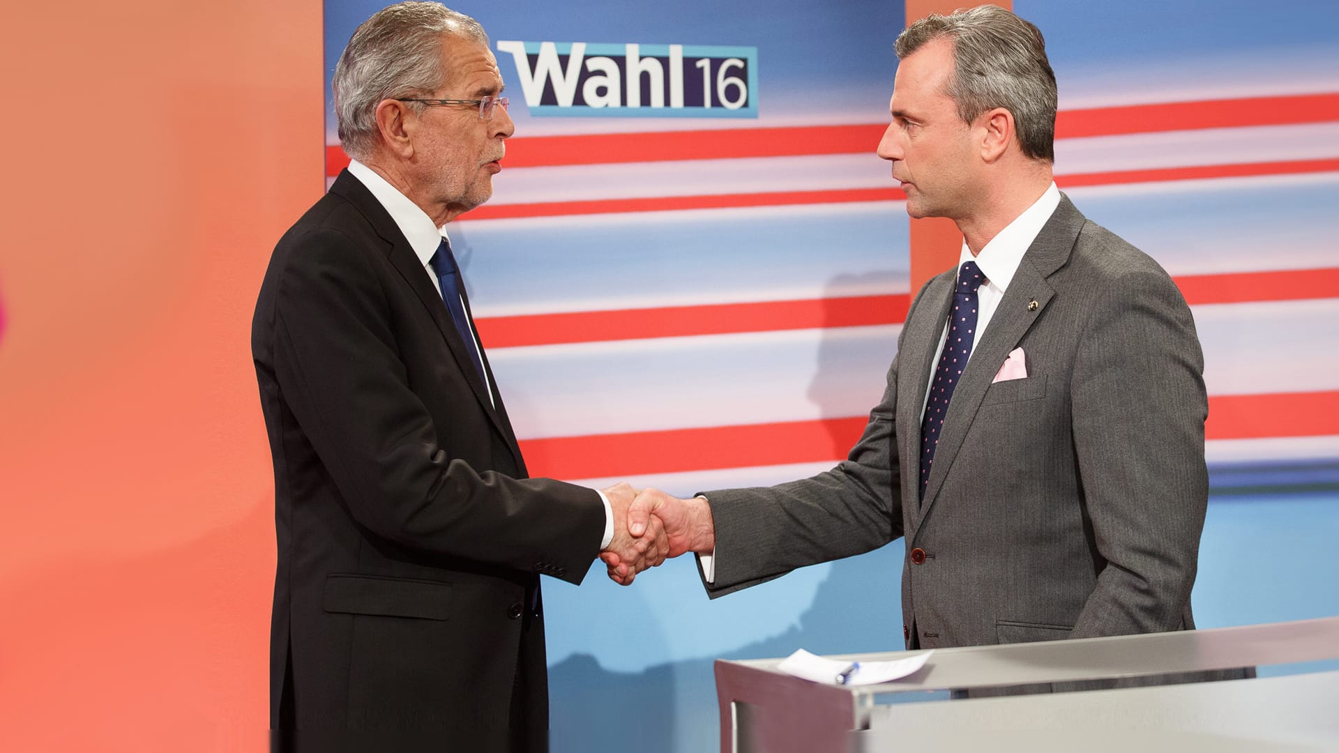 Alexander van der Bellen (l.) und Norbert Hofer (r.) geben sich nach einem TV-Duell die Hand. Alexander van der Bellen (l.) und Norbert Hofer (r.) geben sich nach einem TV-Duell die Hand.