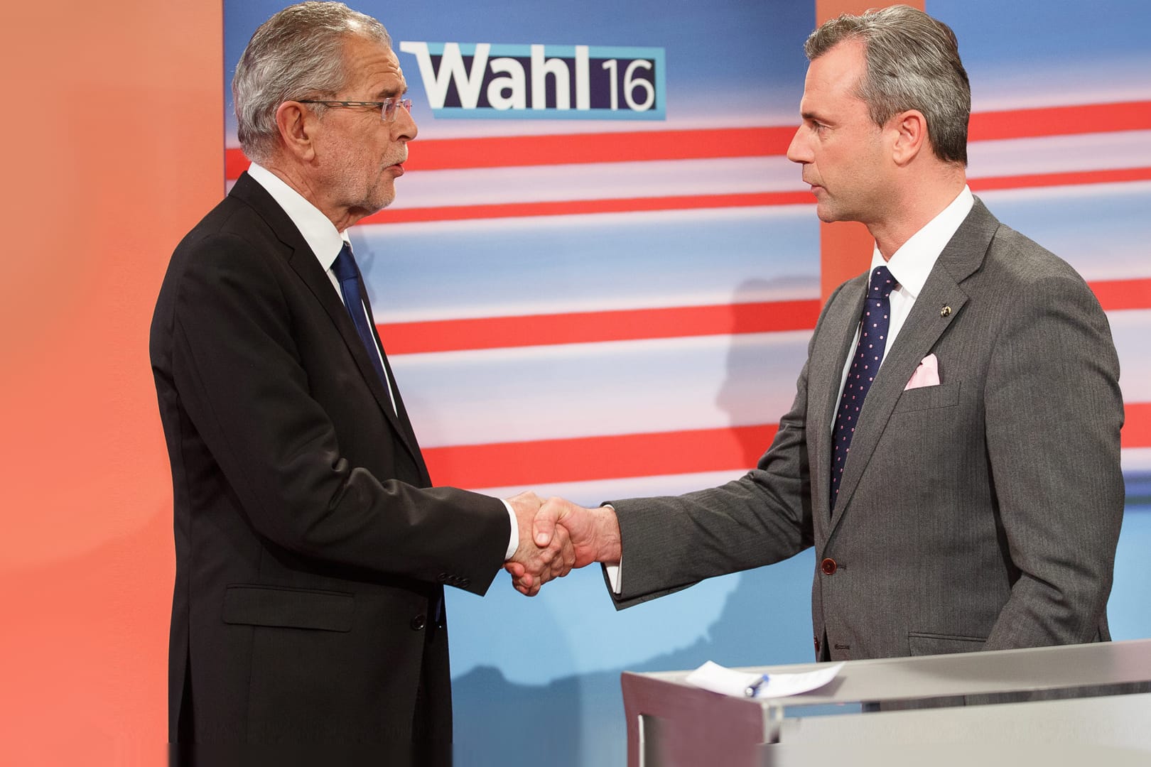 Alexander van der Bellen (l.) und Norbert Hofer (r.) geben sich nach einem TV-Duell die Hand.