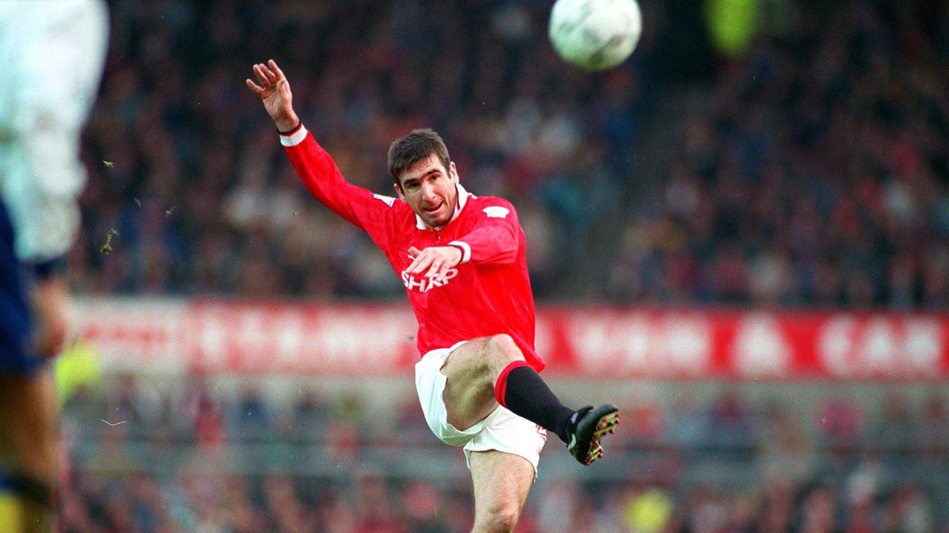 Der ehemalige Fußballer Eric Cantona von Manchester United: Legendär ist sein Kung-Fu-Tritt gegen einen Fan.