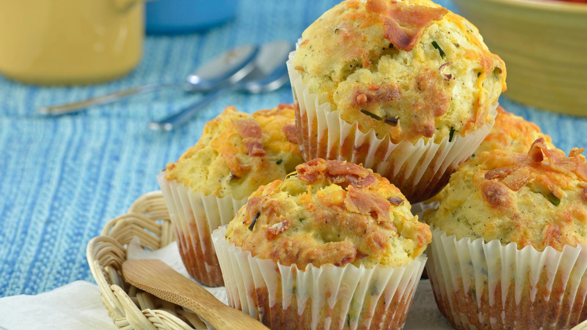 Muffins müssen nicht immer süß sein - diese herzhafte Variante mit Salami ist einfach köstlich.