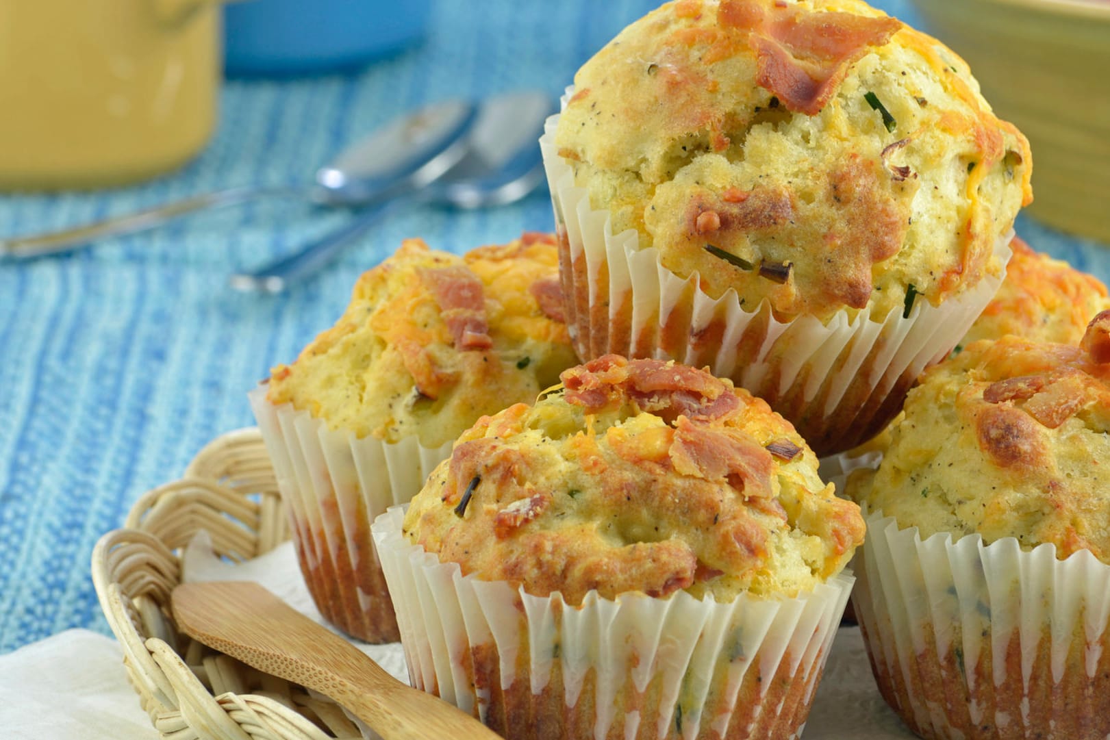 Muffins müssen nicht immer süß sein - diese herzhafte Variante mit Salami ist einfach köstlich.