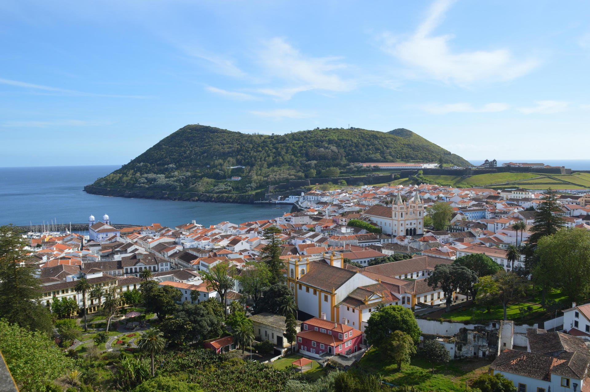 Dies ist ein Blick auf die Hauptstadt Angra do Heroísmo mit Monte Brasil. Sie ist ein Weltkulturerbe.
