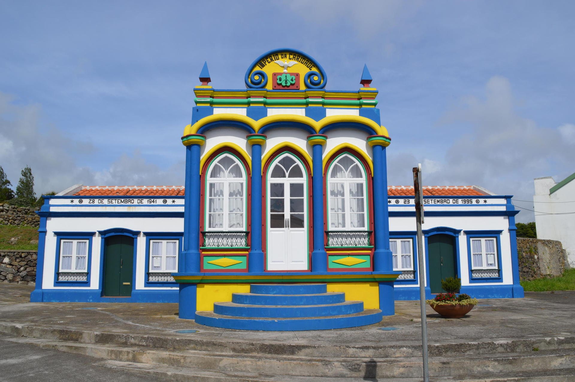 Hier ist die Heiliggeistkapelle ''Império da Caridade'' in Praia da Vitória zu sehen.