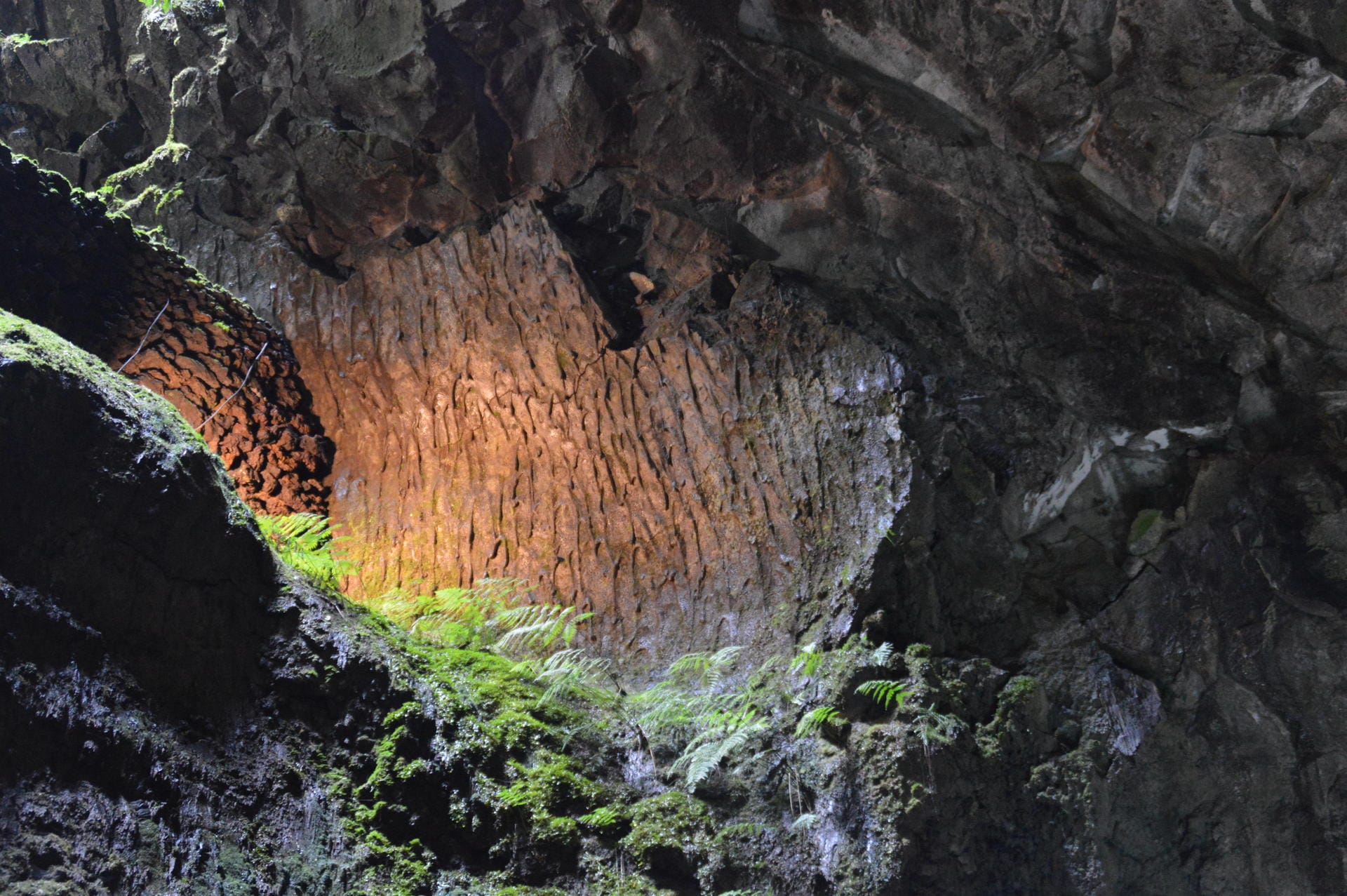 In der Höhle sind auch Basalttropfen der zweiten Eruption zu sehen.