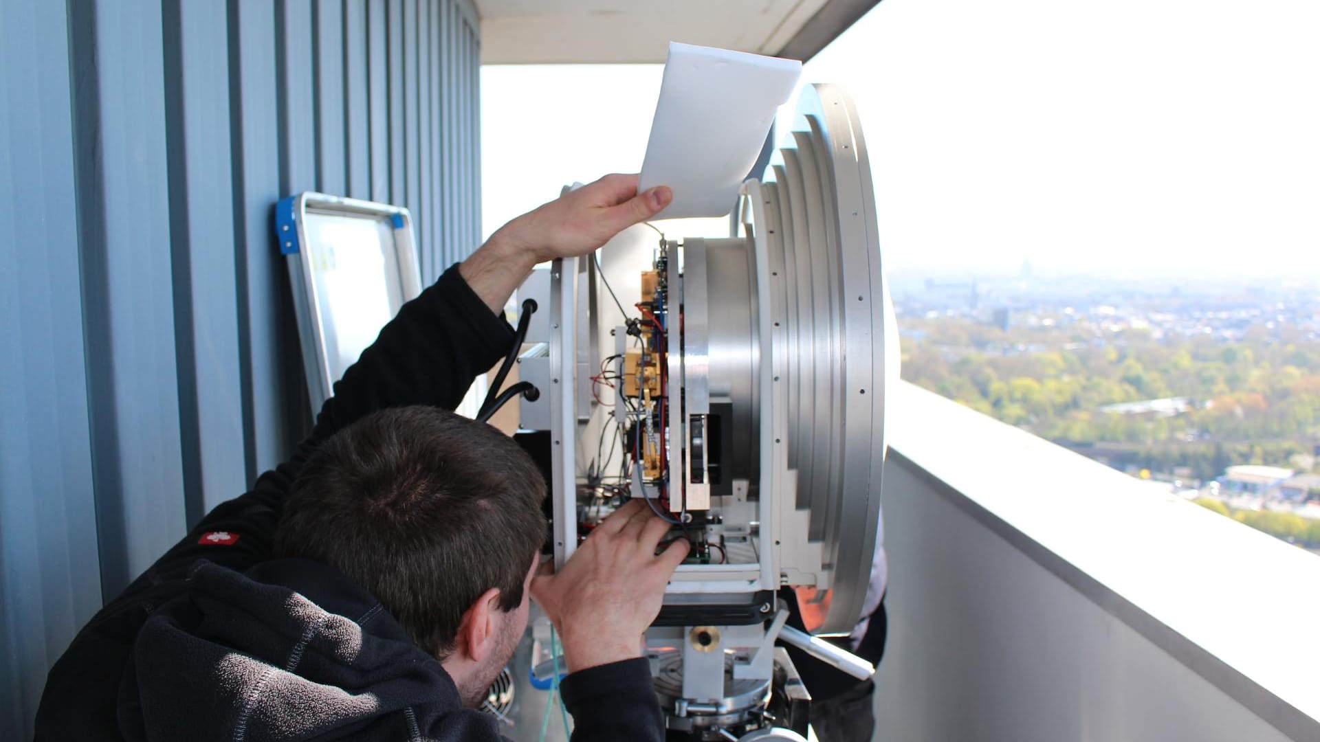 E-Band Sender mit Parabolantenne. Die darin verbauten integrierten Schaltungen weisen besonders große Leistungsfähigkeit auf.