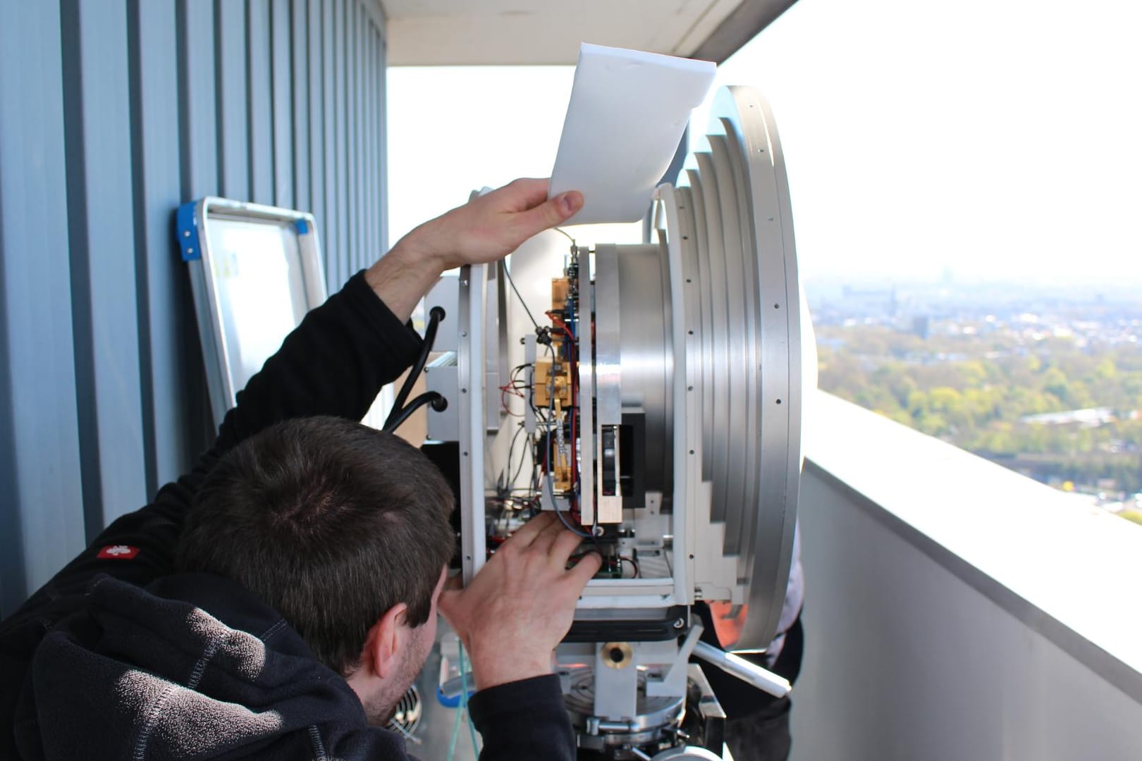 E-Band Sender mit Parabolantenne. Die darin verbauten integrierten Schaltungen weisen besonders große Leistungsfähigkeit auf.