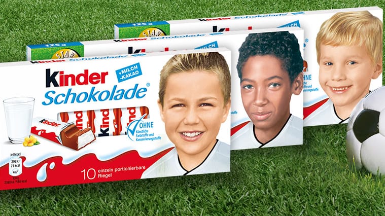 Götze, Boateng und Podolski als Kinder: Die neue Schoko-Verpackung hat Pegida-Anhänger auf die Barrikade gebracht.