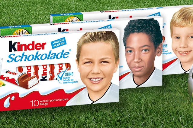 Götze, Boateng und Podolski als Kinder: Die neue Schoko-Verpackung hat Pegida-Anhänger auf die Barrikade gebracht.