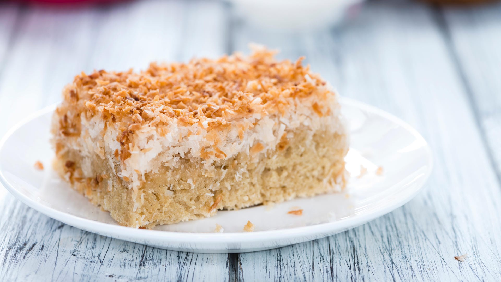 Besonders lecker wird der Kuchen, wenn Sie nach dem Backen noch eine Schicht mit frischen und gerösteten Kokosraspeln darüber geben.