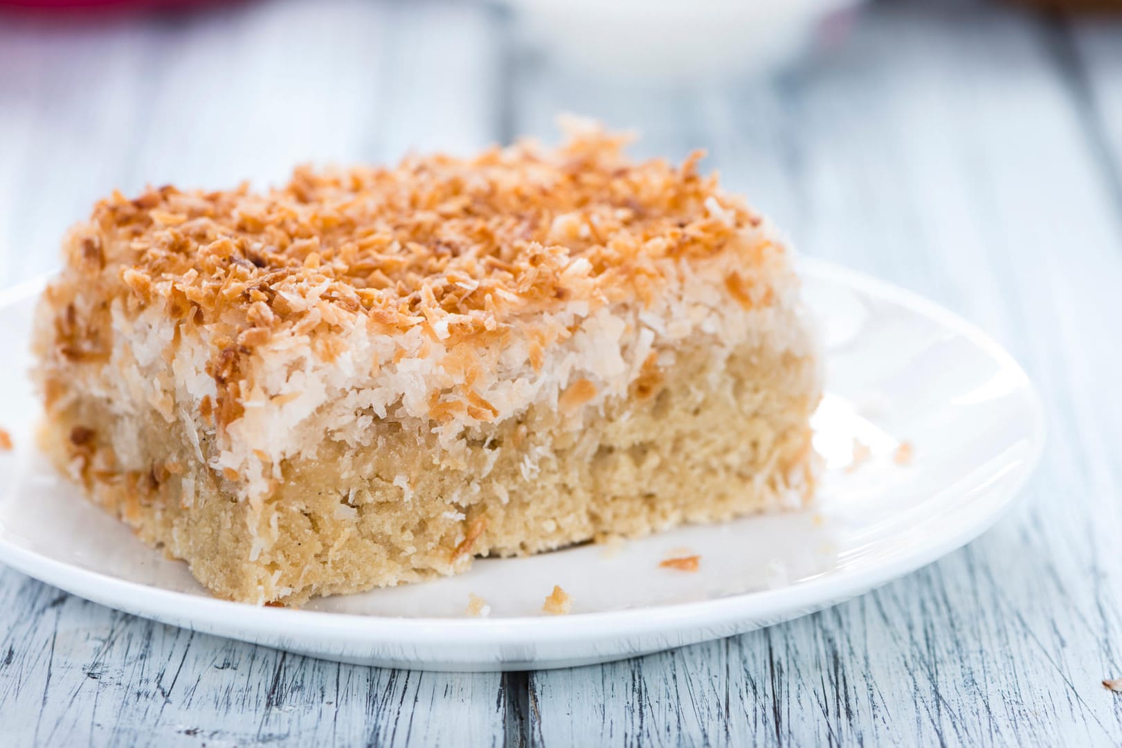 Besonders lecker wird der Kuchen, wenn Sie nach dem Backen noch eine Schicht mit frischen und gerösteten Kokosraspeln darüber geben.