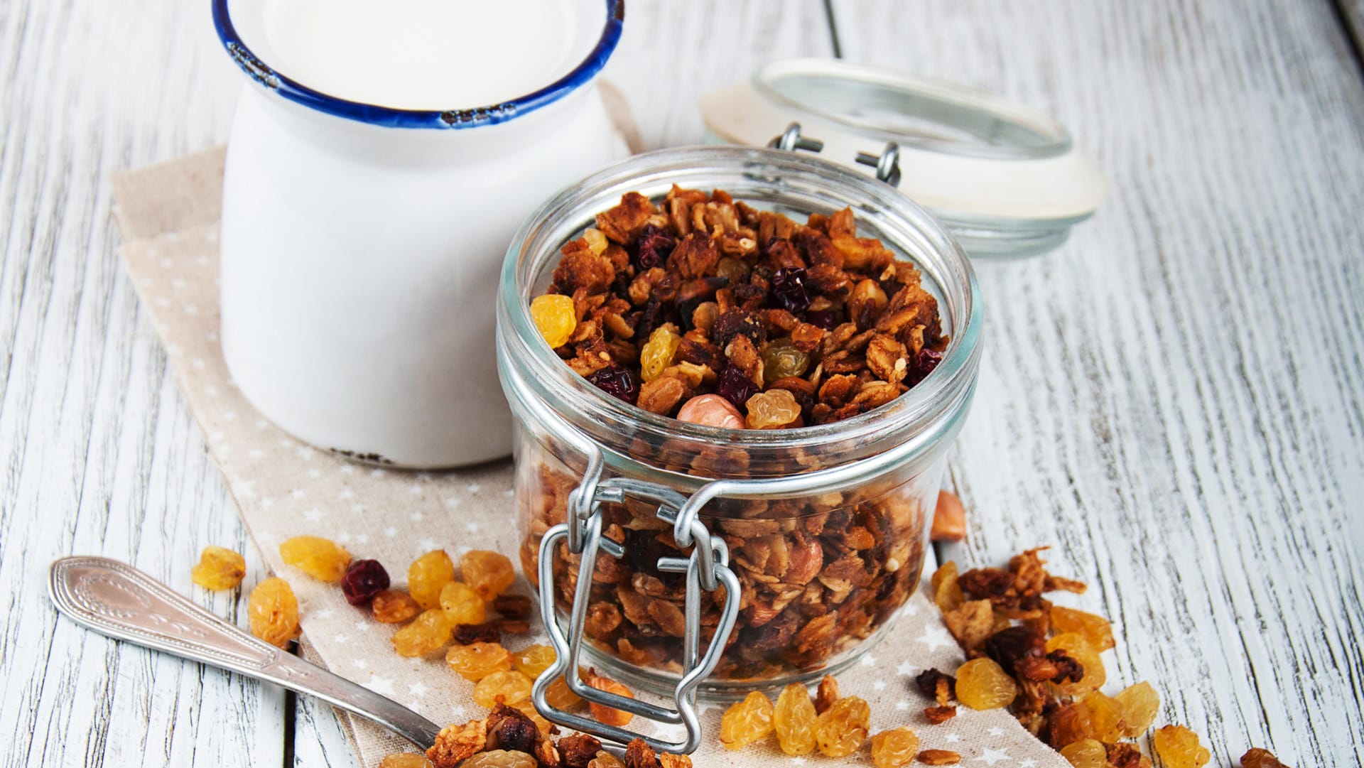 Aus Buttermilch, Rosinen und Mandeln lässt sich nicht nur Müsli herstellen.