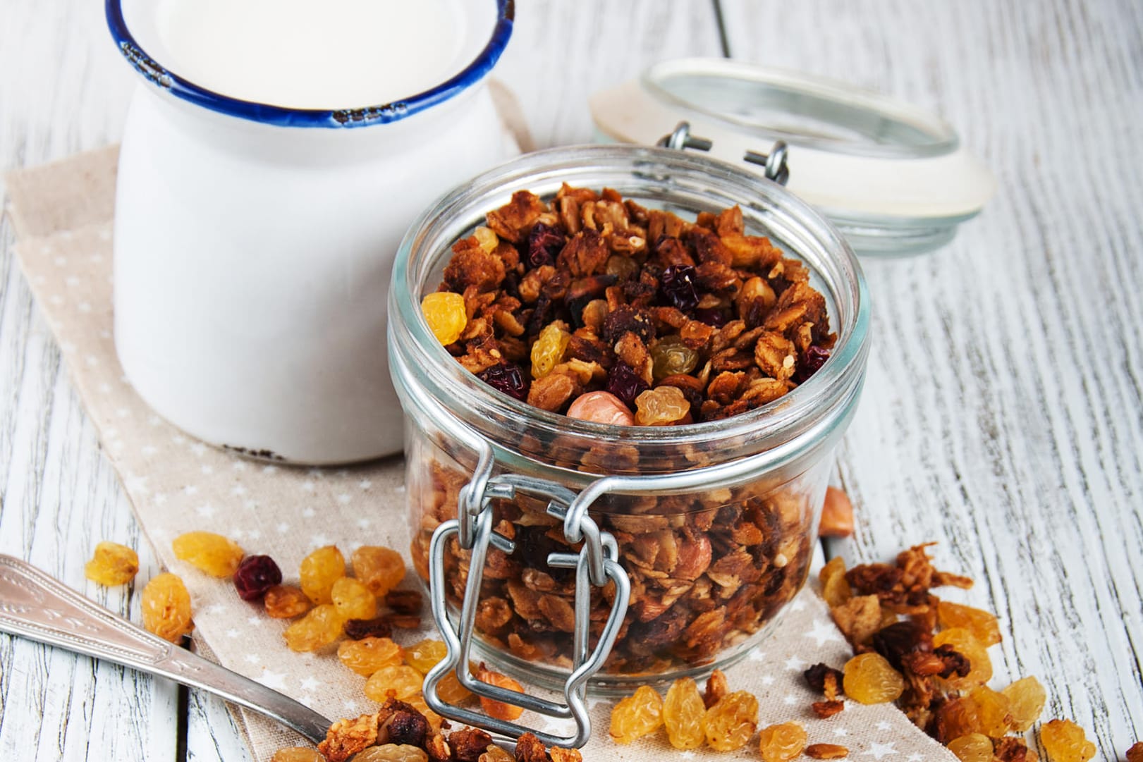 Aus Buttermilch, Rosinen und Mandeln lässt sich nicht nur Müsli herstellen.