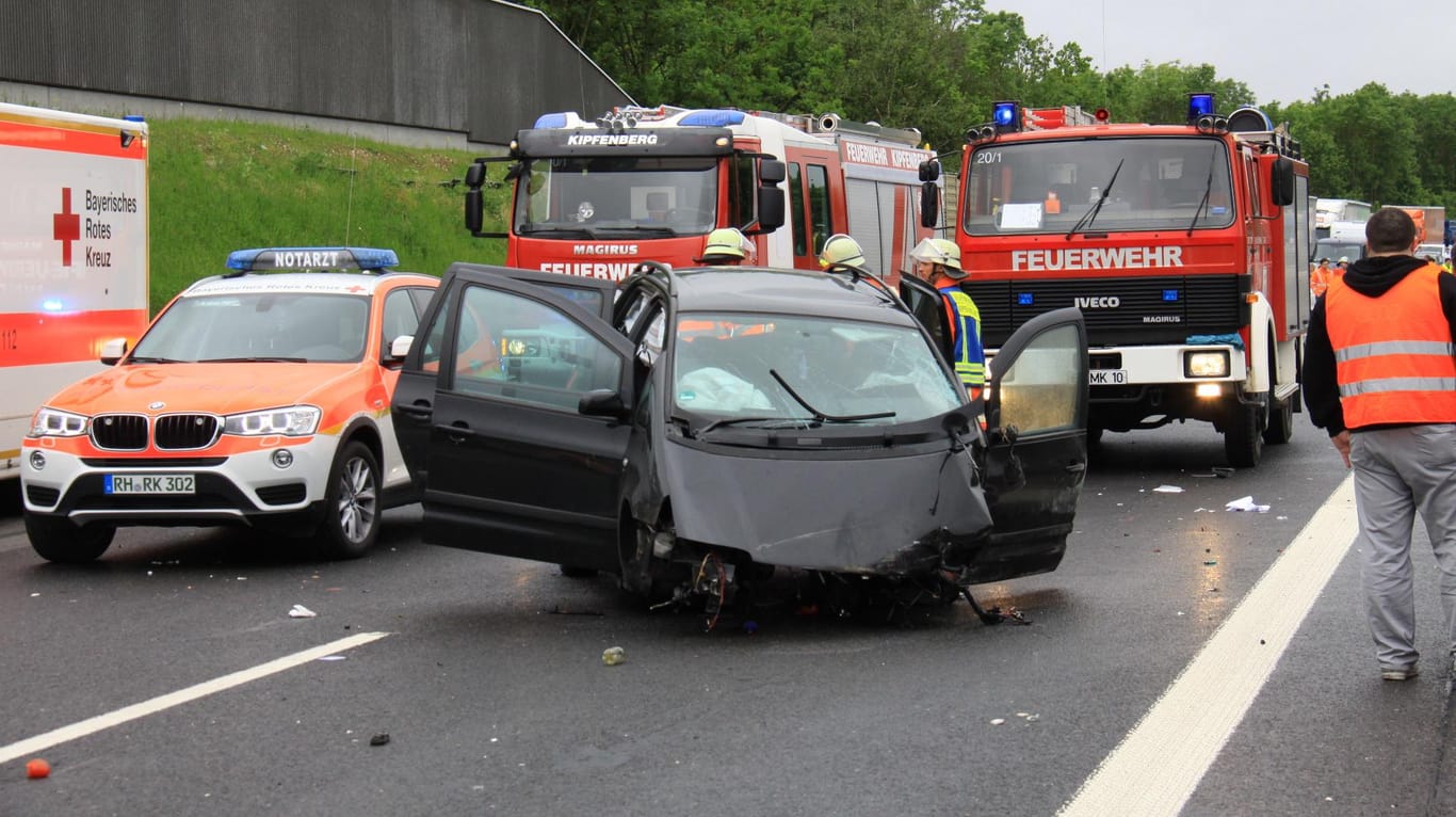 Einsatzkräfte am Unfallort zwischen den Anschlussstellen Altmühltal und Denkendorf auf der Autobahn 9.