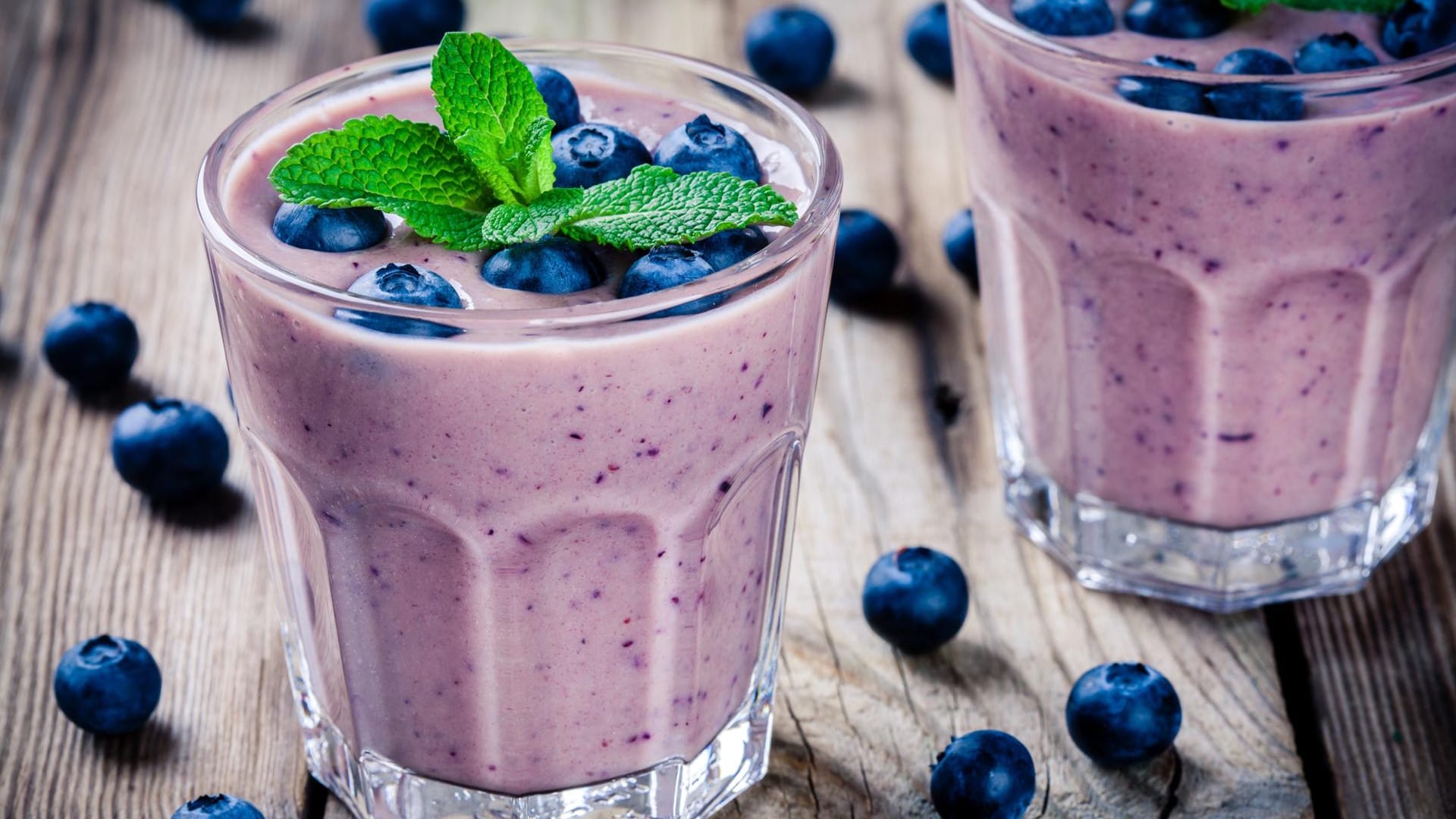 Ein Smoothie aus Buttermilch und Beeren ist fruchtig-süß aber trotzdem kalorienarm.