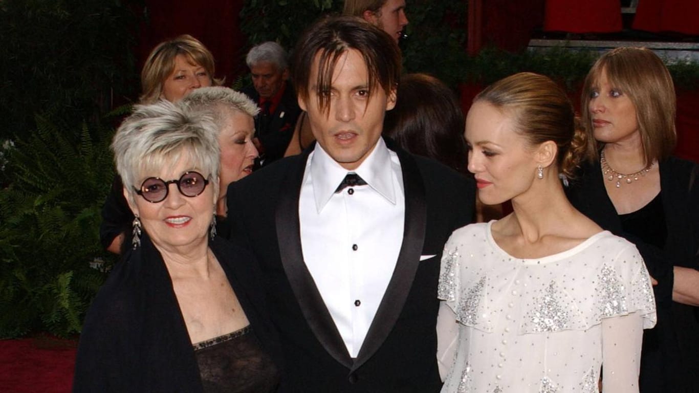 Johnny Depp im Jahr 2004 mit seiner Mutter Betty Sue Palmer und seiner damaligen Lebensgefährtin Vanessa Paradis.