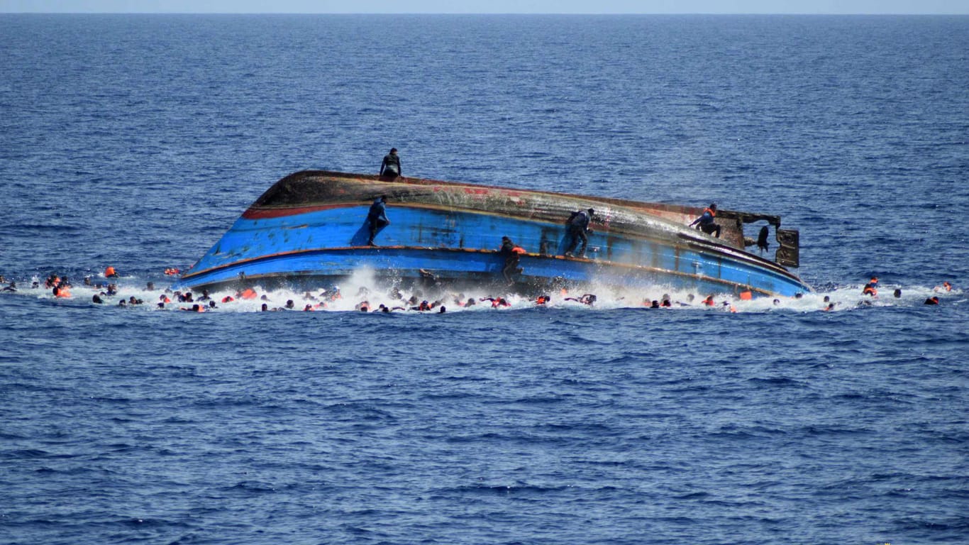 Erschreckende Bilder hat Italiens Marine vom jüngsten Rettungseinsatz im Mittelmeer veröffentlicht.