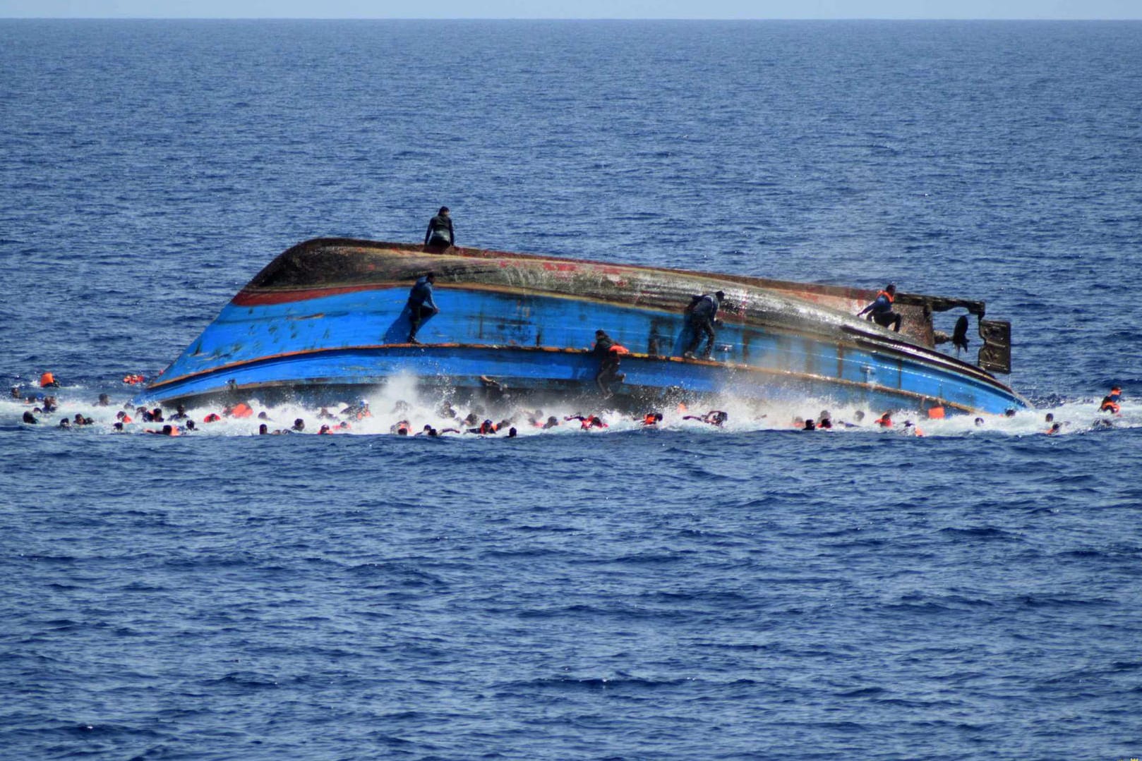 Erschreckende Bilder hat Italiens Marine vom jüngsten Rettungseinsatz im Mittelmeer veröffentlicht.