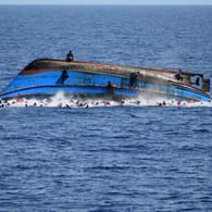 Erschreckende Bilder hat Italiens Marine vom jüngsten Rettungseinsatz im Mittelmeer veröffentlicht.