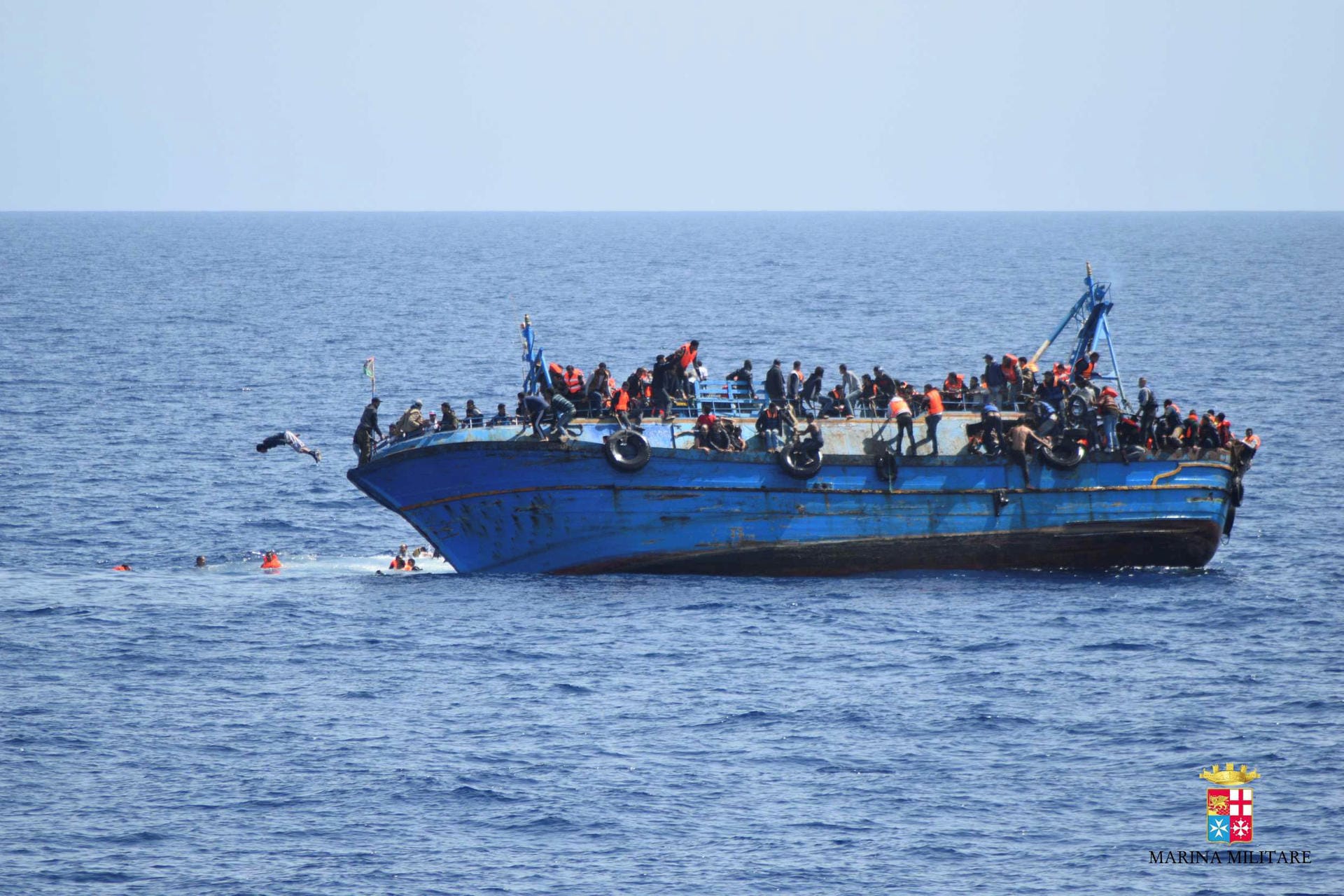 Einsatz am 25.5.2016: Die italienische Marine eilt zu einem völlig überladenen Flüchtlingsboot vor der libyschen Küste.