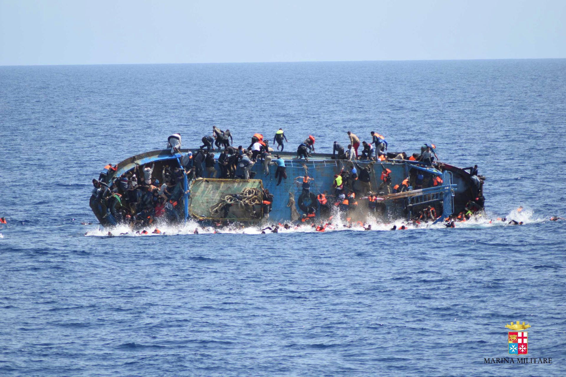 Das Boot kippt, Flüchtlinge springen vom Boot.