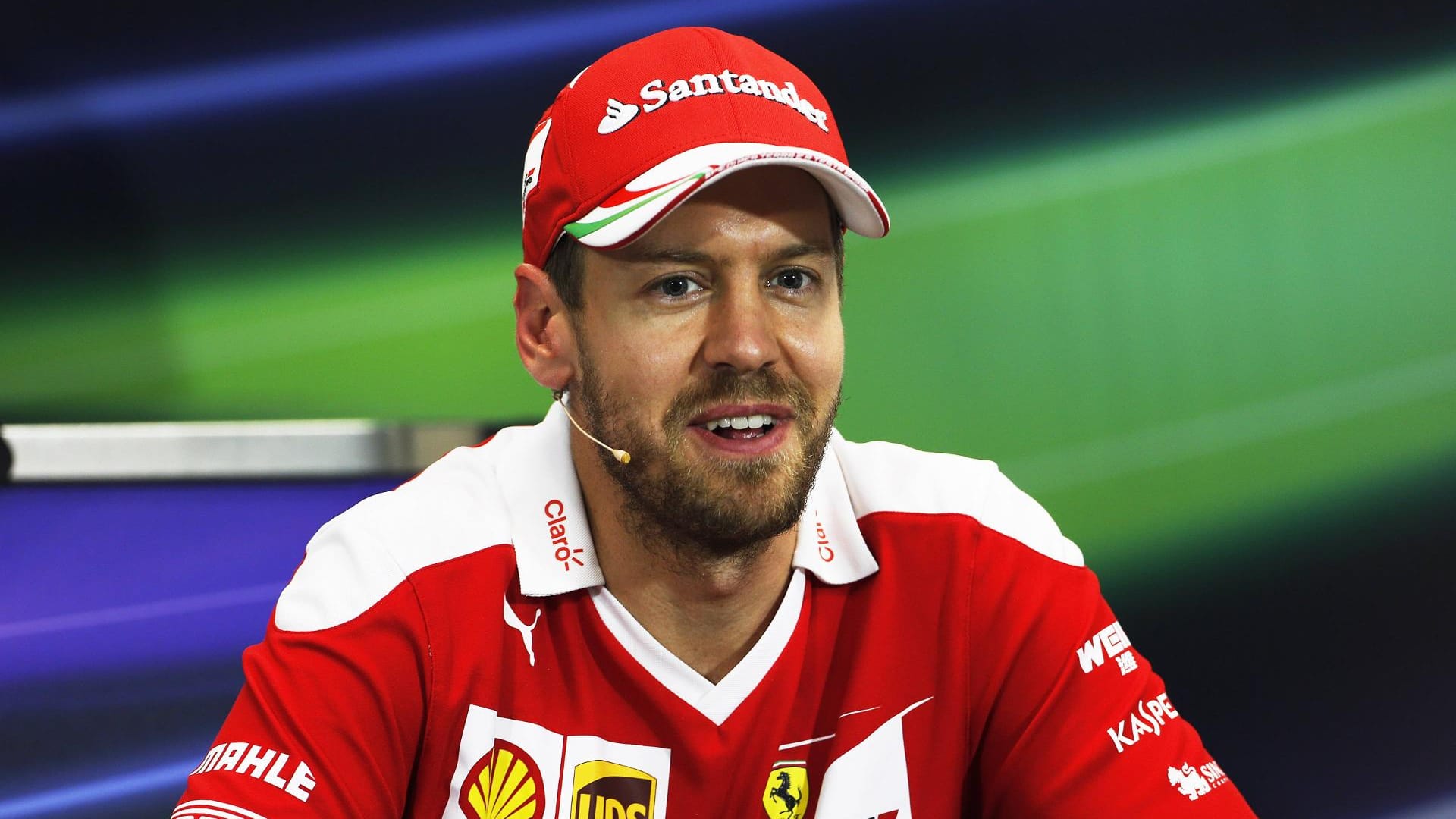 Sebastian Vettel unterhält auf der Pressekonferenz die anwesenden Journalisten. Sebastian Vettel unterhält auf der Pressekonferenz die anwesenden Journalisten.