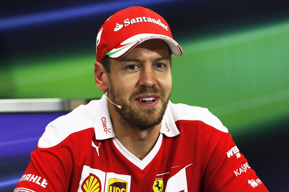 Sebastian Vettel unterhält auf der Pressekonferenz die anwesenden Journalisten.