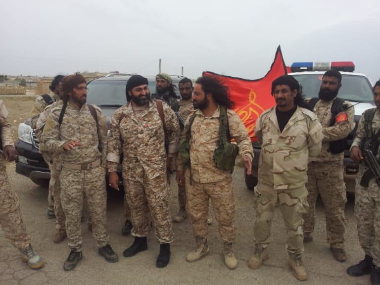 Neue US-Uniformen, wichtige Funktion: arabische Stammeskämpfer der SDF in der syrischen Wüste.