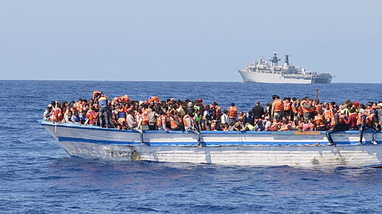 Auf meist völlig untauglichen Booten unternehmen Flüchtlinge den Versuch, das Mittelmeer zu überqueren.