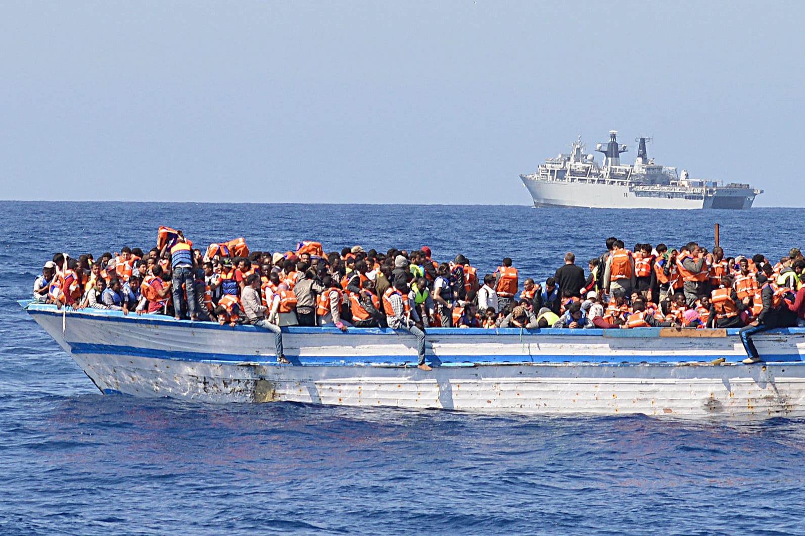 Auf meist völlig untauglichen Booten unternehmen Flüchtlinge den Versuch, das Mittelmeer zu überqueren.