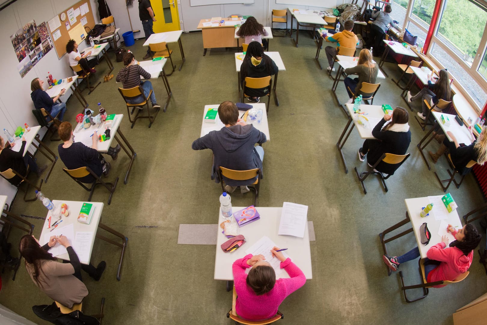 Schüler bei der Abiturprüfung.