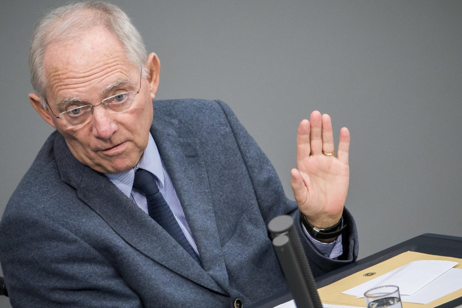 Wolfgang Schäuble stellt klar: Niemand denkt über die Abschaffung des Bargelds nach.