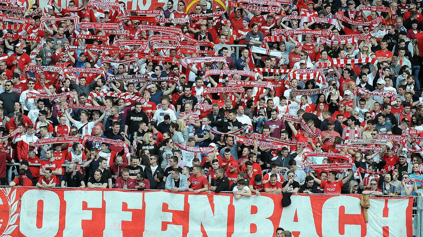 Müssen erneut um die Zukunft ihres Vereins zittern: Fans von Kickers Offenbach.