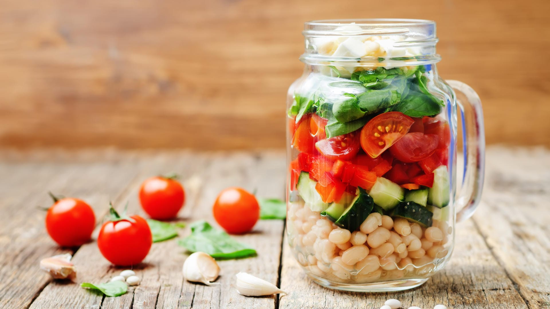 Mediterran wird der Salat mit weißen Bohnen, Gurke, Tomaten und Basilikum.