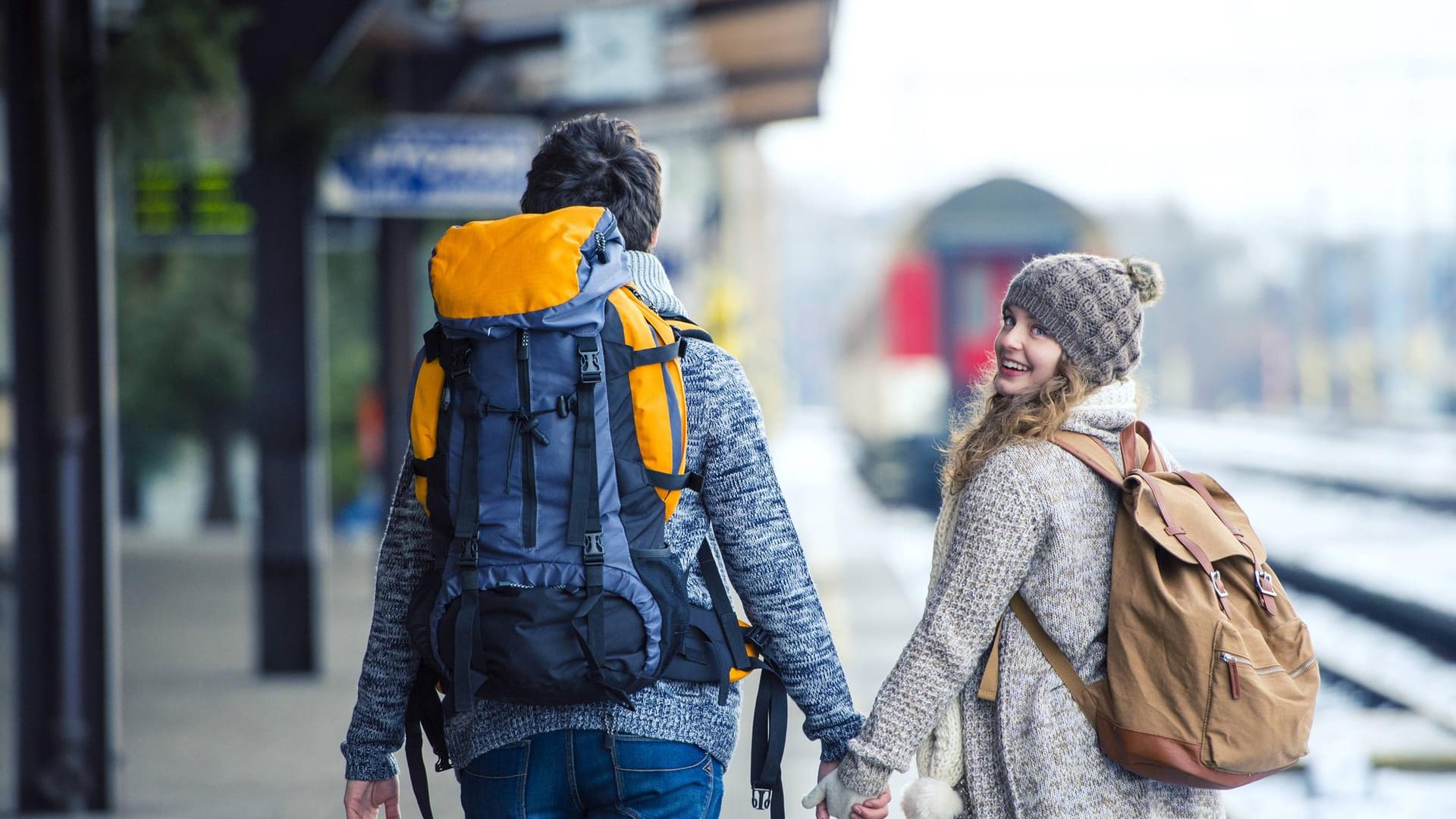 Nachhaltiger Tourismus soll Umwelt und soziale Strukturen von Urlaubsregionen schützen - allein das Reisen per Bus und Bahn kann helfen.