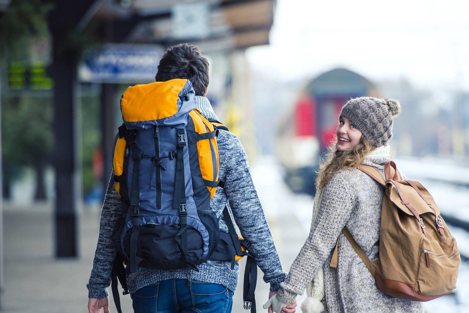 Nachhaltiger Tourismus soll Umwelt und soziale Strukturen von Urlaubsregionen schützen - allein das Reisen per Bus und Bahn kann helfen.