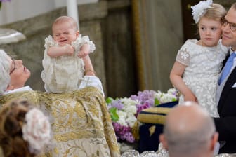 In die Luft gehoben zu werden, passte dem kleinen Schweden-Prinzen so gar nicht.