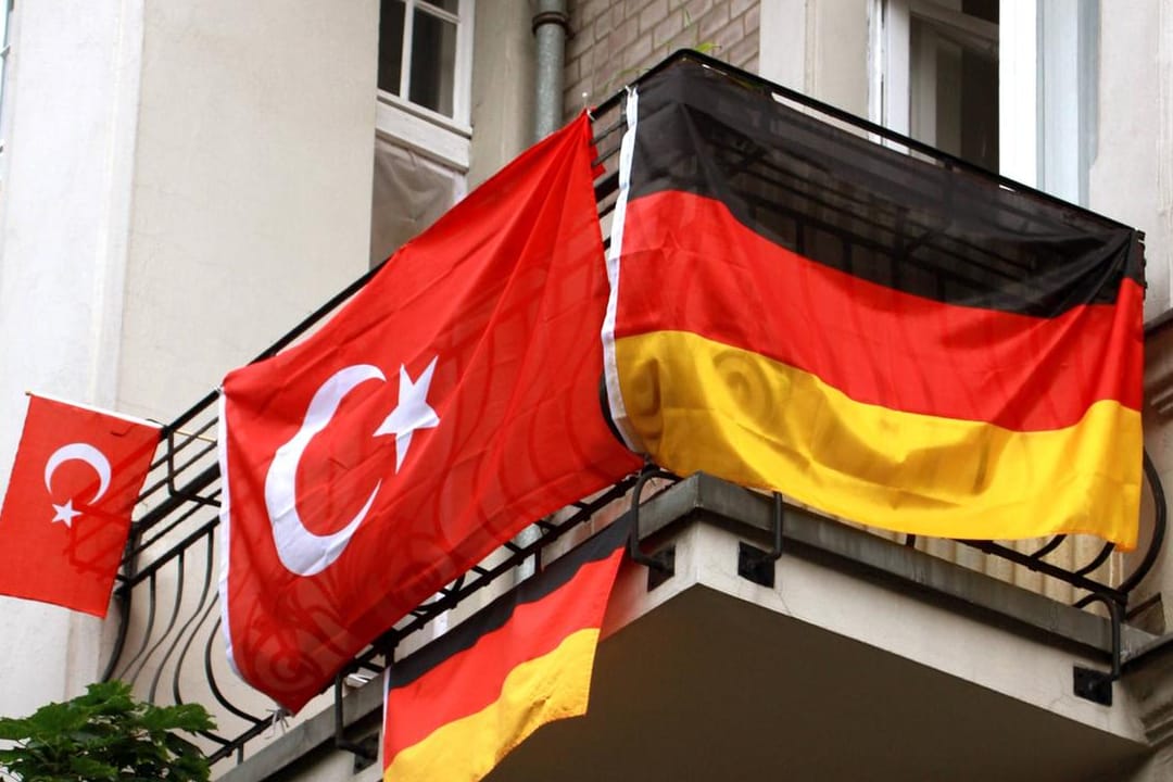Fan-Deko an der Balkonaußenseite kann zum Problem werden.