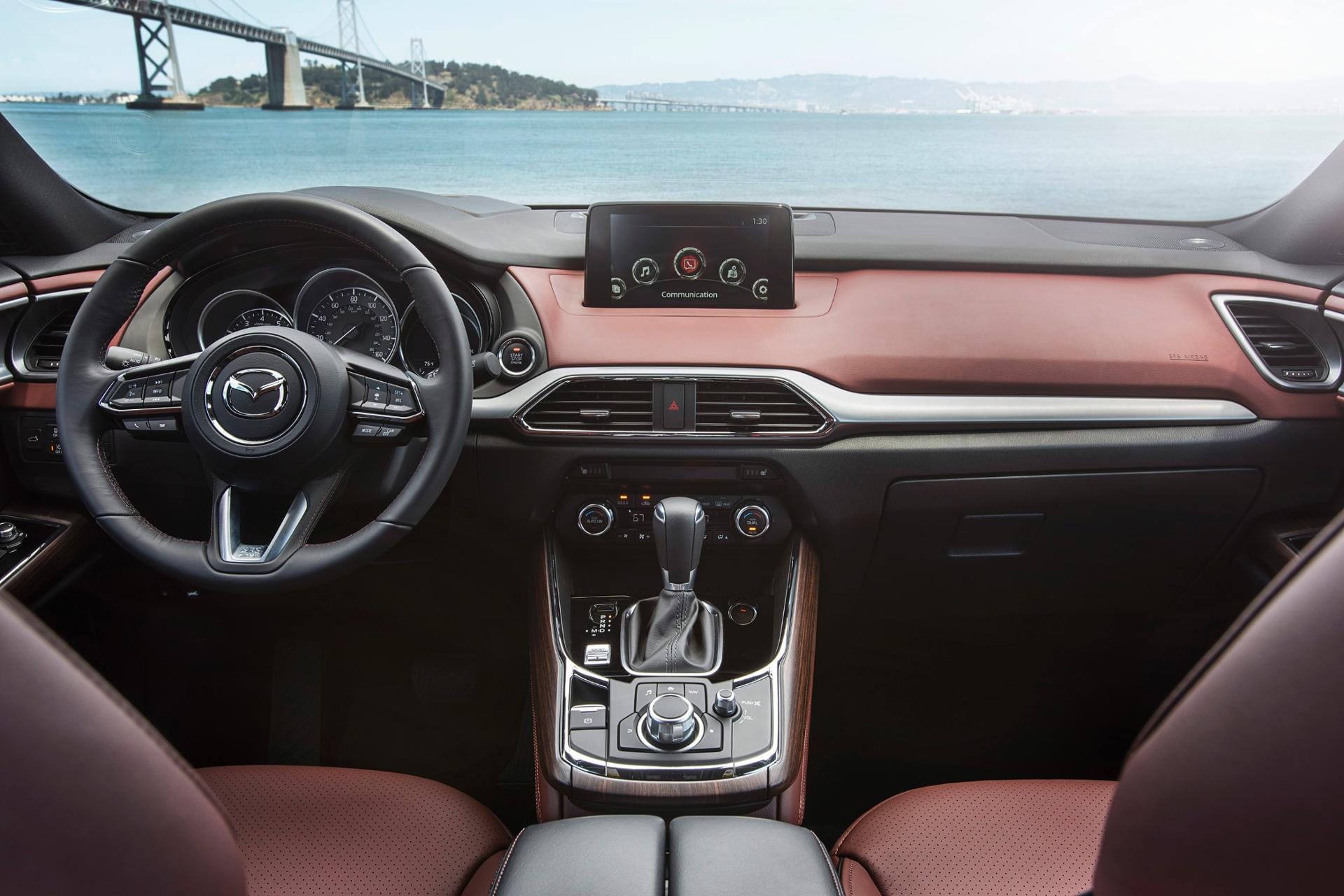 Das Innenraum-Ambiente aus Lack und Leder und viel blankem Metall lässt jeden europäischen Mazda-Kunden vor Neid erblassen.