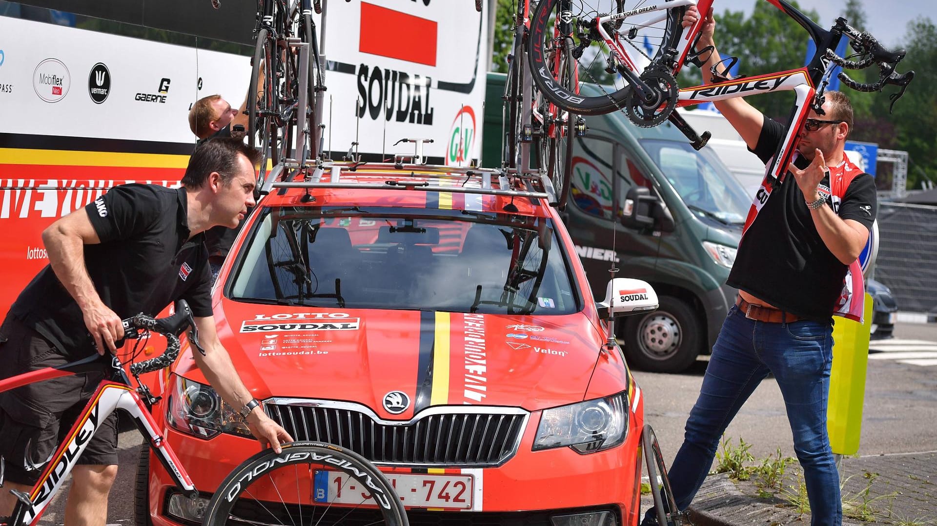 Lotto-Soudal-Betreuer schnallen nach der abgebrochenen Etappe die Räder auf das Begleitauto.